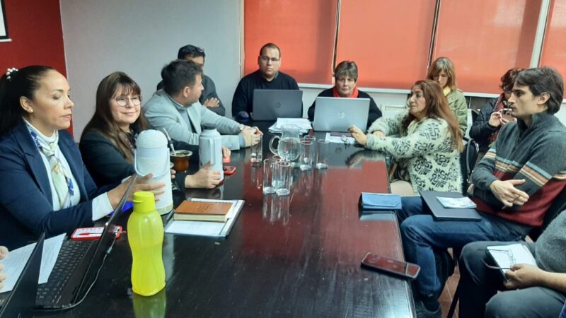 La mesa de diálogo firmó un acuerdo con el gobierno | El salario inicial docente será de $450 mil, con el FOPID y pasajes incluidos mesa de dialogo docente del gobierno educativo provincial con UDA UDPM SADOP AMET SEMAB y SIDEPP - 1