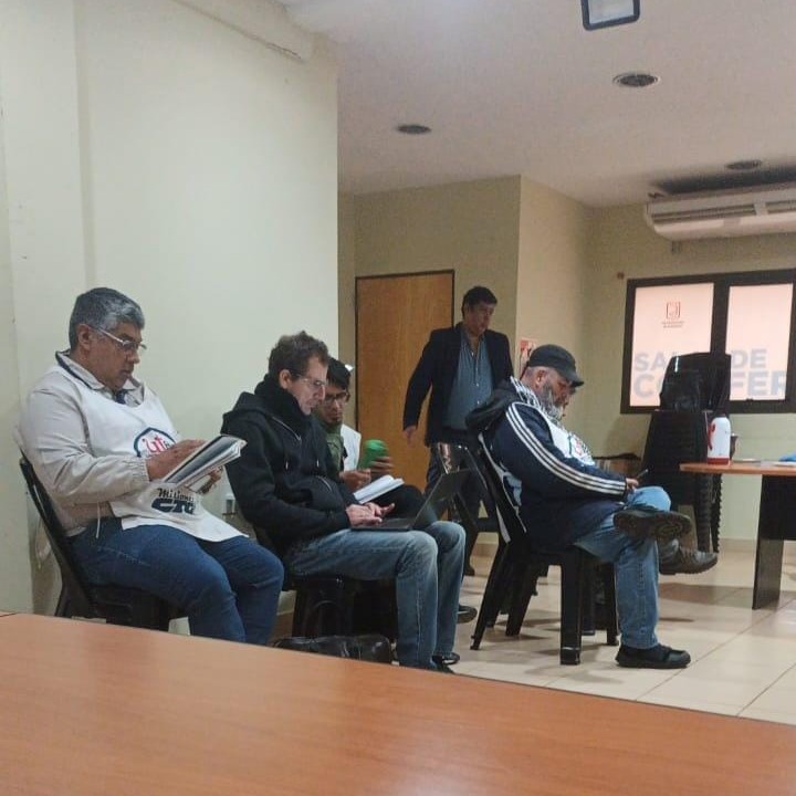 La propuesta salarial de la Provincia dejaba a la maestra con máxima antigüedad con un sueldo inferior al del policía que se inicia 7 mesa salarial de docentes del FTEL MPL y Autoconvocados en Eldorado - 6