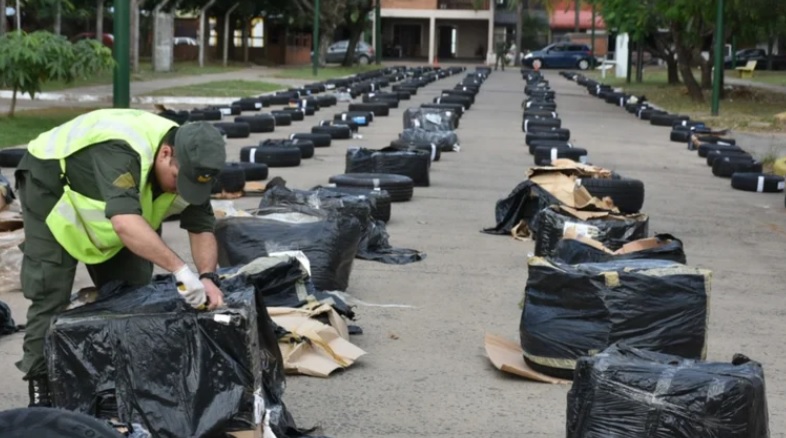 Corrientes | Incautaron millonaria carga de neumáticos transportada sin aval aduanero 4 neumaticos - 3