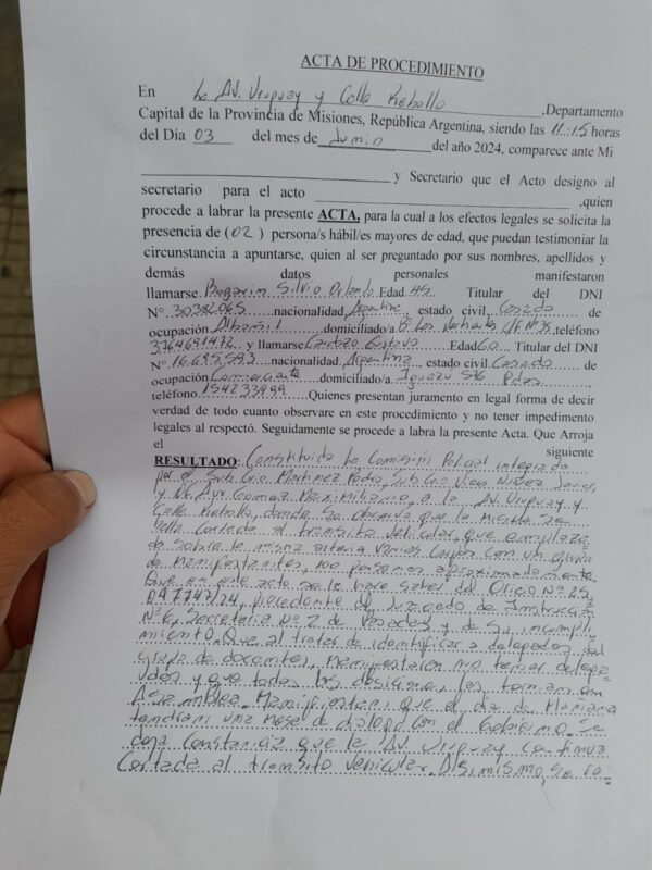 El gobierno renovador apuesta a los desalojos por la fuerza contra docentes en Misiones, antes de una hipotética mesa salarial 5 procedimiento policial previo al desalojo del acampe docente sobre la avenida uruguay 2 - 4