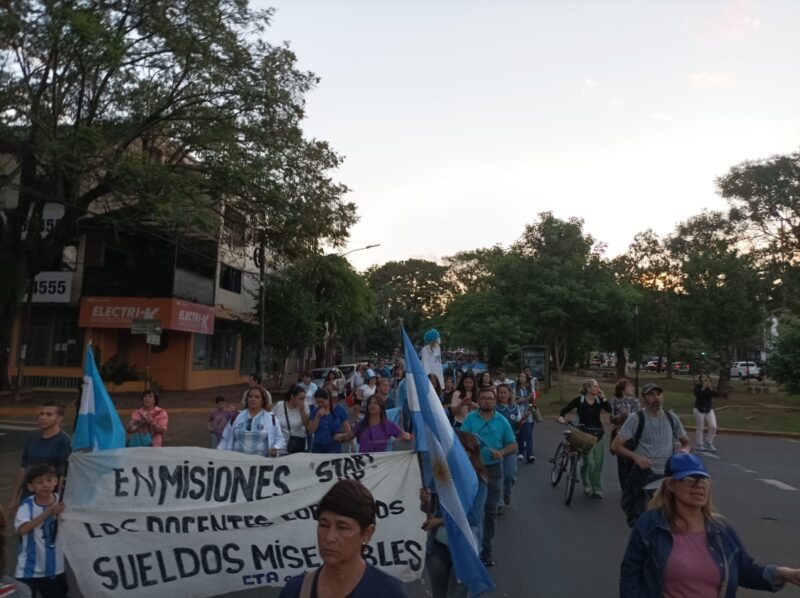La propuesta salarial de la Provincia dejaba a la maestra con máxima antigüedad con un sueldo inferior al del policía que se inicia reclamo salarial docente en Misiones junio 2024 - 1