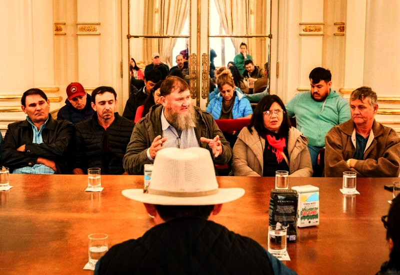 Yerbateros fueron a pedir a Milei que nombre a un presidente en el INYM yerbateros y funcionarios en casa rosada junio 2024 - 2