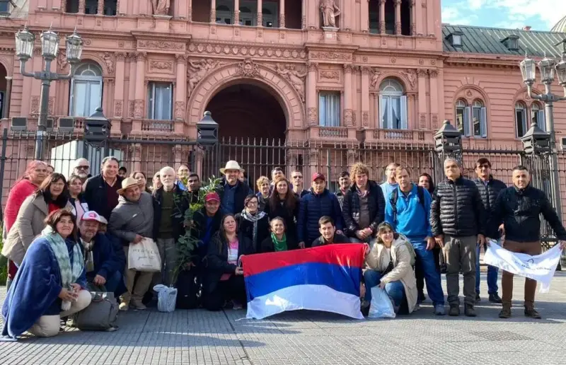 Yerbateros fueron a pedir a Milei que nombre a un presidente en el INYM 4 yerbateros.en .casa .rosada.junio .2024 - 3