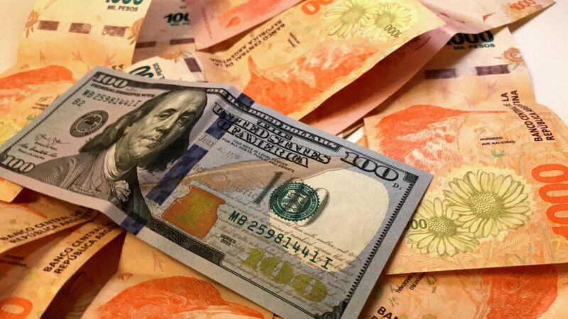 Tras los anuncios del gobierno, el dólar blue bajó a $1.430, pero sube el riesgo país 659ee45c63c82 - 3