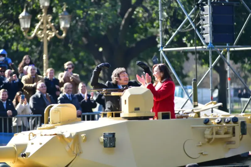 Duplicaron por decreto el presupuesto de las áreas de Defensa y Seguridad Milei y Villarruel en un tanque en el desfile por el dia de la independencia 2024 2 - 2