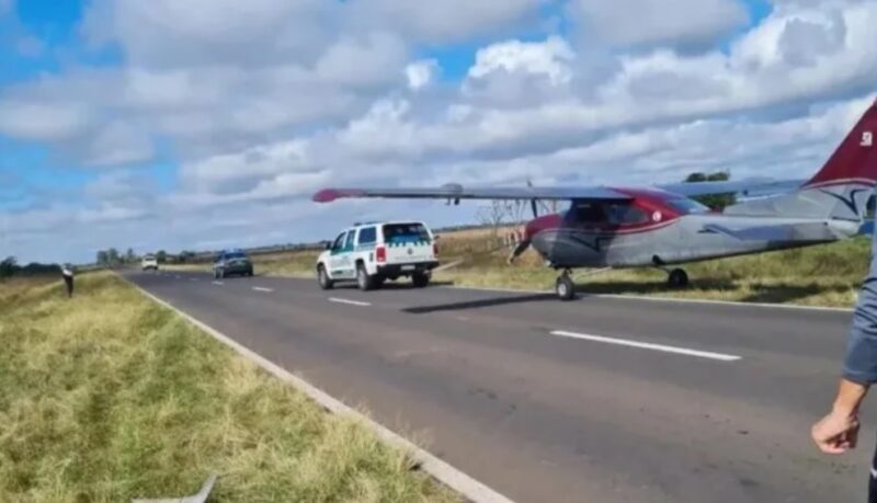 Corrientes | Encuentran una avioneta abandonada sobre la banquina de la ruta 12 avioneta 1 - 7