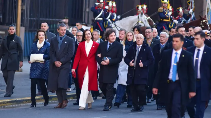 Con los peajes, “pagamos por matarnos” y Kicillof autorizó un aumento del 450% 11 comitiva presidencial con Milei y Villarruel rumbo al tedeum por el 9 de julio - 10