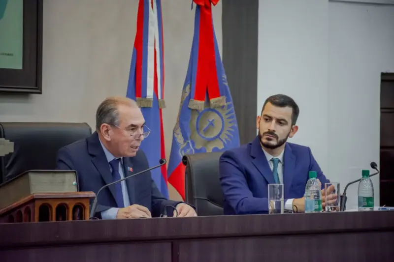 intendente stelatto con el presidente del HCD Jair Dib incumplimiento de la ordenanza XV N 41 para que se informe al Concejo sobre la cantidad de pasajeros transportados en colectivos - 3