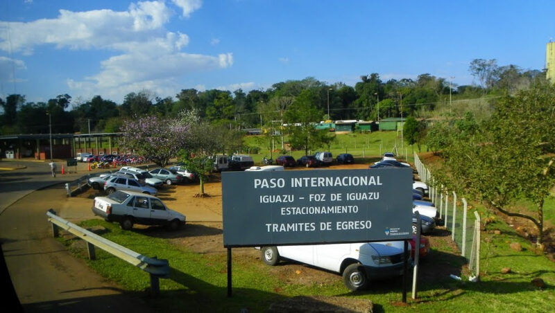 Preocupa el tránsito en el paso fronterizo de Iguazú: esperas de hasta 3 horas y casillas que no funcionan paso fronterizo iguazú