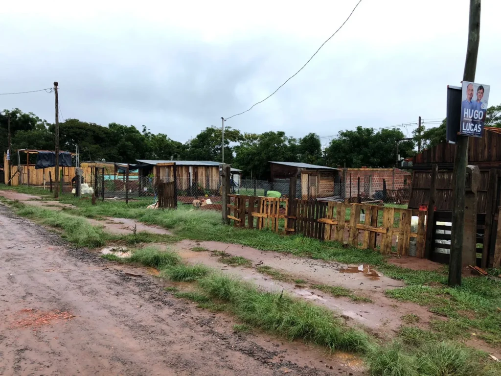 Misiones entre las 9 provincias con menor “Desarrollo Humano” del país | “Los desafíos que tenemos son muy complejos” 3 Barrio Santa Cecilia Pobreza cloacas - 2