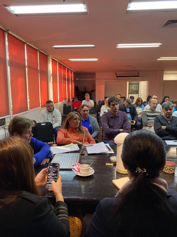 La provincia no ofreció ninguna recomposición salarial para agosto a los docentes 3 Docentes sin acuerdo por salarios en la mesa de dialogo Lescaffette Semab y Chemes UDA 2 - 2