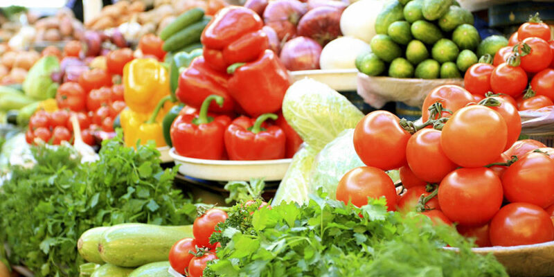 Golpe al bolsillo | El consumidor pagó más de 3 veces lo que cobró el productor de alimentos en julio Mantener temperaturas seguras en alimentos perecederos es una de las principales medidas para evitar intoxicaciones alimentarias en verano.