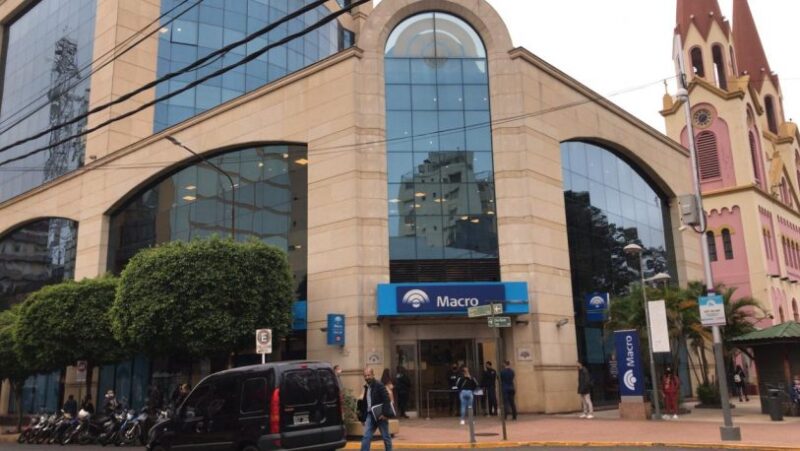 Bancarios acordaron el sueldo mínimo en $1.400.000 y un bono por su día de mas de $1.000.000 banco macro 1 813x458 1 - 1