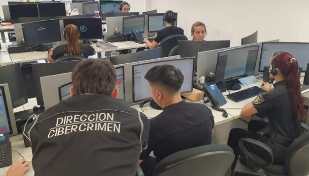 Alerta desde Cibercrimen: nuevas estafas con tarjetas en Misiones 1 La Dirección de Cibercrimen de Misiones cuenta con una línea de atención ciudadana 24 horas.