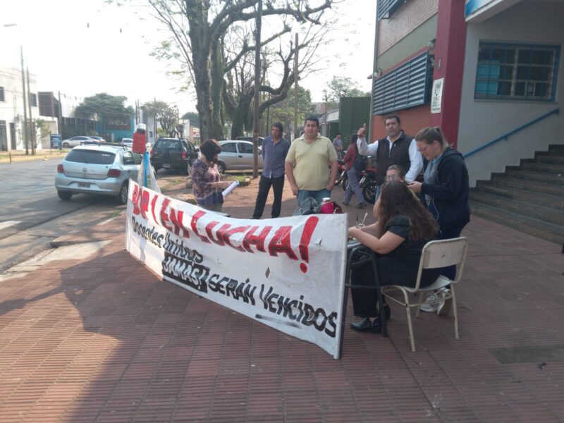 Docentes se reúnen para definir las acciones que tomarán por los bajos salarios y el avance de la ley Finocchiaro 4 docentes en asamblea en Misiones 2 - 3