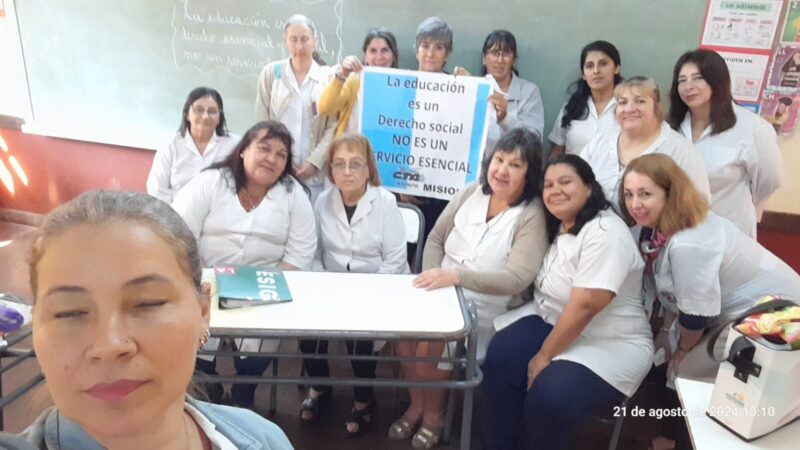 Docentes se reúnen para definir las acciones que tomarán por los bajos salarios y el avance de la ley Finocchiaro docentes en asamblea en Misiones - 2