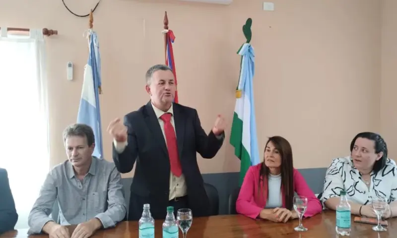 intendente de Dos De Mayo Ricardo Weber DNIs con domicilio en Corrientes - 3