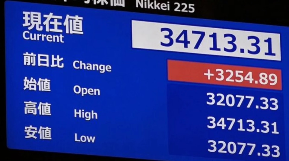 Lunes Negro | La Bolsa de Tokio sube más de un 10 por ciento en la apertura de la jornada económica lunes negro - 1