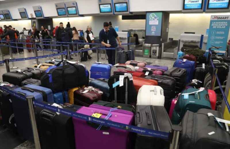 La Asociación de Pilotos de Líneas Aéreas (APLA) convocó a una medida de fuerza para el 10 de junio entre las 18:00 y las 02:00 horas. Aerolíneas Argentinas calificó el paro de “político” y advirtió sobre cancelaciones, reprogramaciones y pérdidas millonarias.