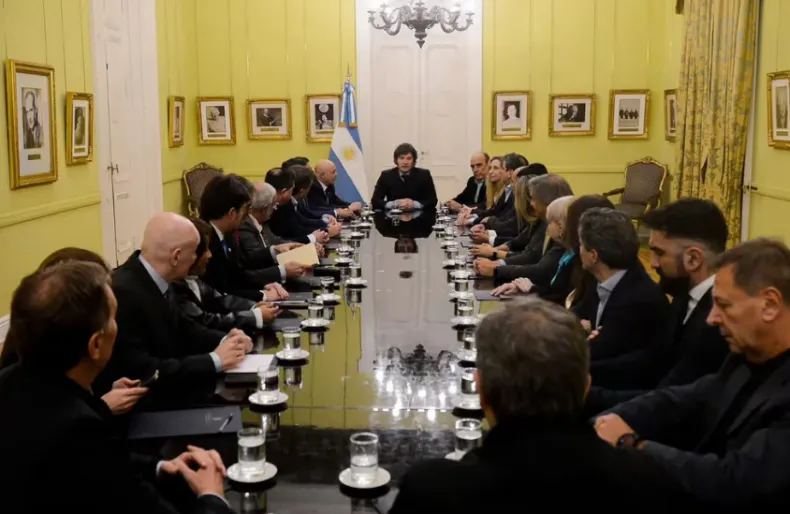 Milei firmó el vetó total a la ley que mejora los haberes jubilatorios 3 reunion de milei con diputados nacionales que avalan el veto a la ley de reforma previsional en Casa Rosada - 2