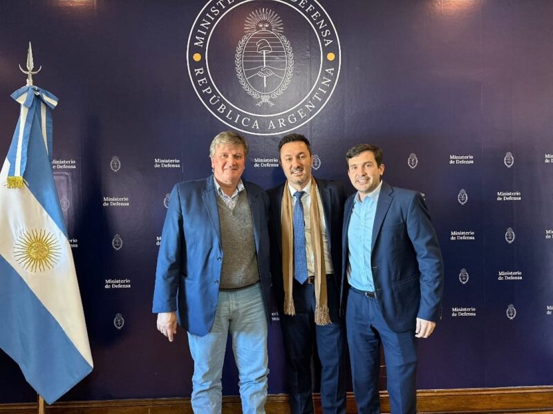 “Panquecazo” de Arjol | Apareció junto Milei antes de cambiar su voto sobre la reforma jubilatoria 7 Arjol con Petri y Hugo Humaniuk en Concepcion de la Sierra - 6