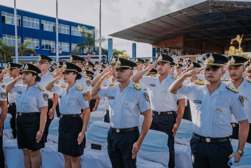 Desde este lunes se abren inscripciones para ser policía o penitenciario en Misiones Copia de 2022 12 19 Posadas Entrega de sables egresados policia 31 scaled 1 - 1