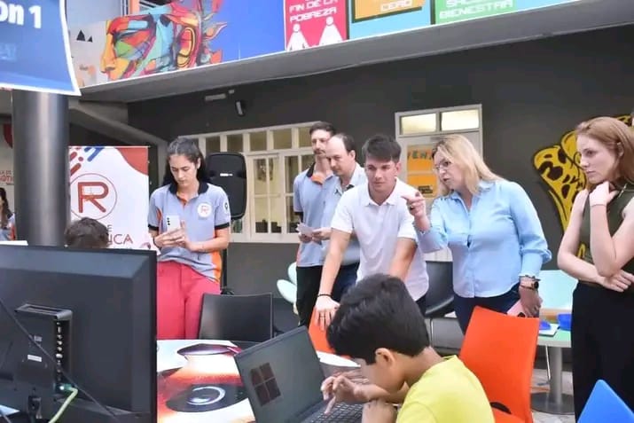 Romero Spinelli rechazó el mote de “viejos meados” y defendió la convivencia generacional en Encuentro Misionero 5 Solange Schelske directora de la escuela de robotica y de la cooperativa coopknow con el vicegobernador Lucas Romero Spinelli - 4