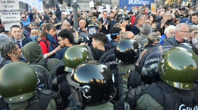 Jubilaciones | Reprimieron nuevamente a los jubilados frente al Congreso durante una protesta contra el veto jubilados