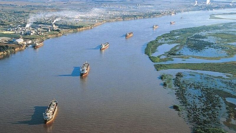 Durante doce horas colapsó la Hidrovía por un barco varado y hay buques que no salen de sus puertos hidrovía