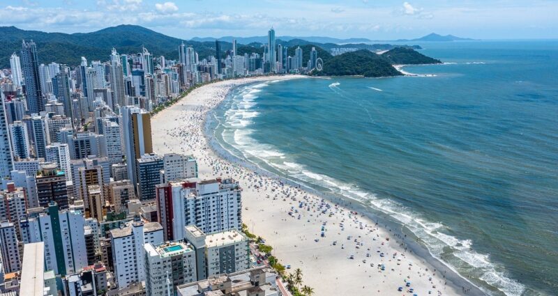 Se acerca la temporada de Verano | Crece el número de reservas de departamentos para argentinos en Brasil temporada de verano