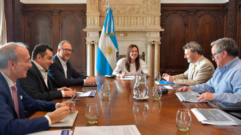 El salario mínimo aumenta un 1,3% y rondará los $271 mil desde octubre 6 la ministra de capital humano sandra pettovello realizo hoy por la tarde su primera reunion de gabin - 5