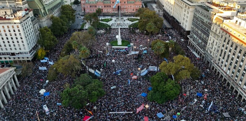 Pese a que 2 de cada 3 argentinos apoya el reclamo por la universidad pública, Milei vetará la Ley de Financiamiento Universitario 11 marcha federal universitaria en CABA 23 de abril - 10