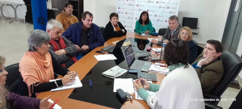 La postergación de la mesa salarial con los docentes “es muy mala señal, porque si quieren darte poco te llevan al último día” mesa salarial docente del FTEL con Safran y directivos del IPS FTEL Marea Blanca Lezcano Genesini Gurina y Holz 2 - 1