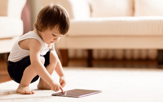 Los niños y las pantallas: “El aburrimiento fomenta la creatividad y el vínculo con el presente” 4 ninos celular - 3