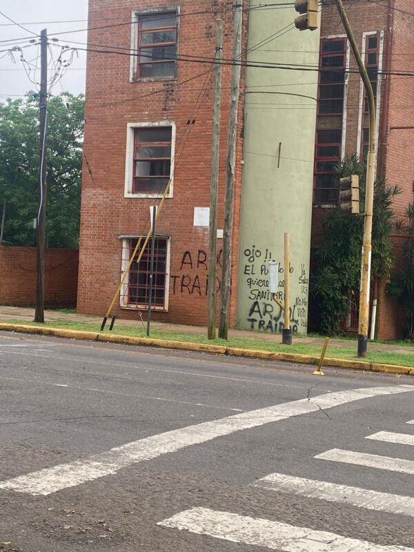 El presidente de la UCR Misiones avaló la “borocotización” de Arjol, que se dio vuelta en 8 días y votó contra la reforma jubilatoria 17 pintadas contra Arjol en el Comite Provincia de la UCR 2 - 16