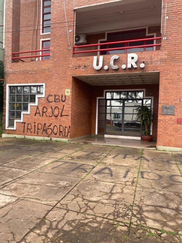 El presidente de la UCR Misiones avaló la “borocotización” de Arjol, que se dio vuelta en 8 días y votó contra la reforma jubilatoria 15 pintadas contra Arjol en el Comite Provincia de la UCR - 14