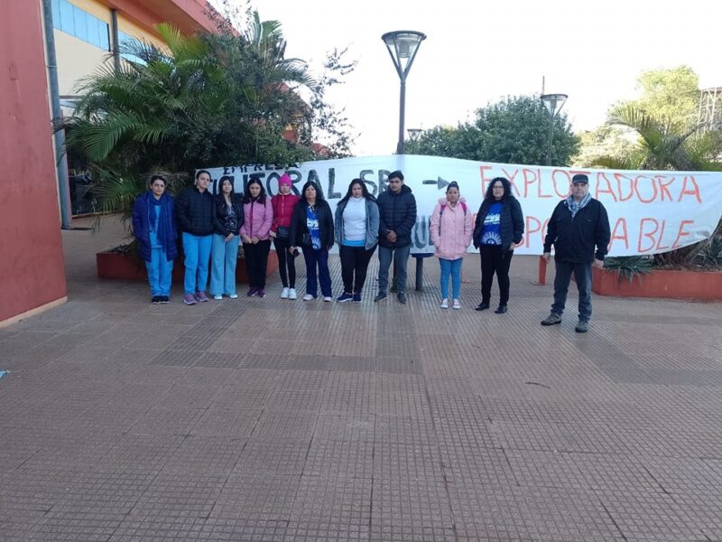 Contrataciones directas | La firma que despidió al 25% de sus empleados luego de recibir millones, estaría vinculada a Herrera Ahuad 2 reclamo de empleados despedidos por Servicios del Litoral SRL la empresa de Ramon Fonseca y ligada a Herrera Ahuad en el SAMIC de Obera 5 - 1