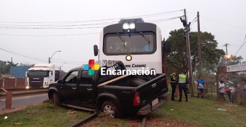 Encarnación | El tren internacional embistió una camioneta en la cabecera del puente tren - 6