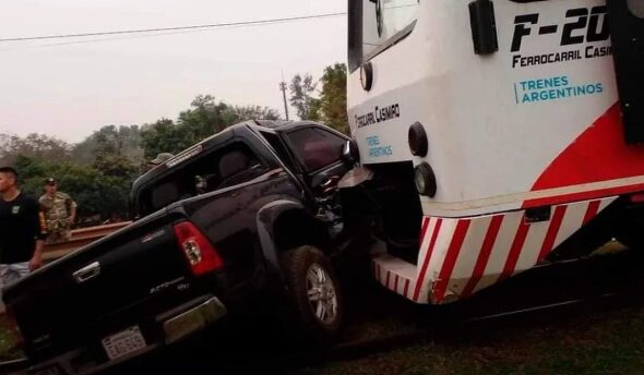 Encarnación | El tren internacional embistió una camioneta en la cabecera del puente 3 tren2 - 2