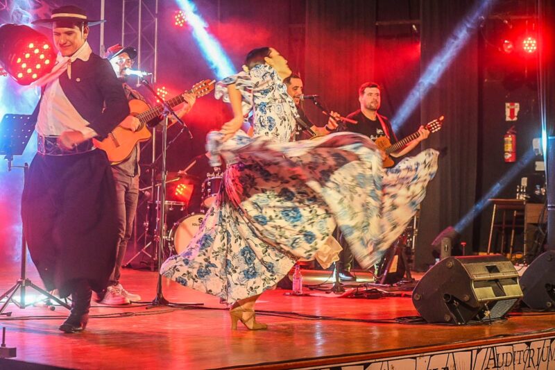 A pura fiesta, talento y amistad, La guitarreada cerró su gira provincial en el Auditórium Montoya 12 LA GUITARREADA 10 1 - 11