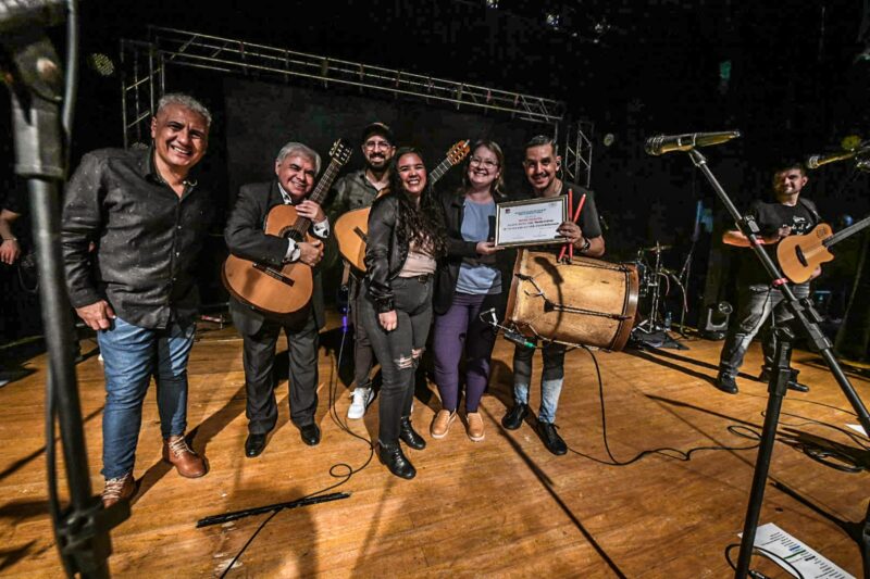 A pura fiesta, talento y amistad, La guitarreada cerró su gira provincial en el Auditórium Montoya 4 LA GUITARREADA 11 - 3