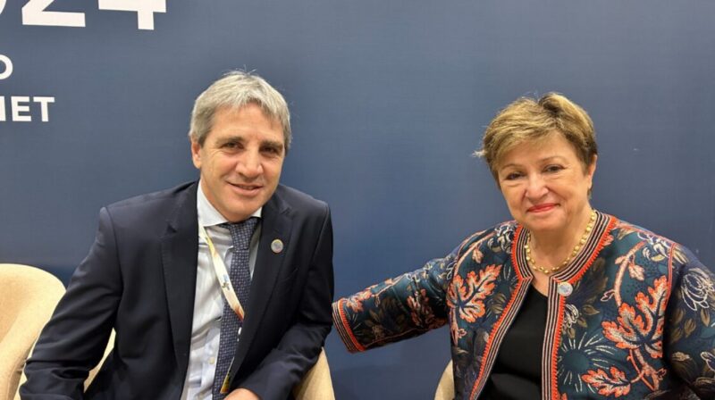 El Gobierno de Milei esperar ahorrar millones de dólares gracias al recorte en sobrecargos que anunció el FMI Luis Caputo ministro de economia y Kristalina Georgieva pta del FMI - 1