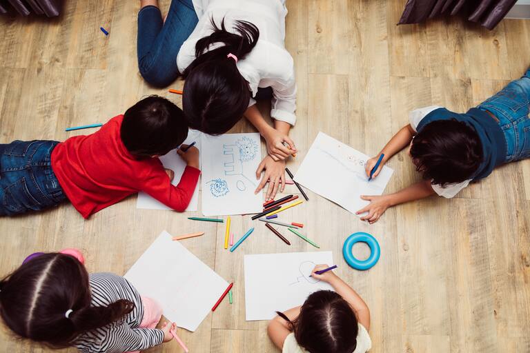 Los niños y las pantallas: “El aburrimiento fomenta la creatividad y el vínculo con el presente” 2 los cuatro ninos y ninas estan en un hogar de NI334L53DBF6BMC5FNNUX3AZ4U - 1
