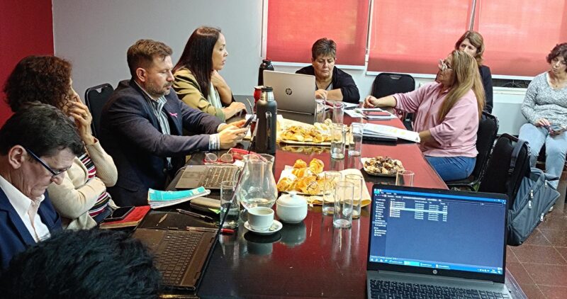 Misiones | No habrá aumentos para los docentes y el ministro de Hacienda dijo que “no recibieron fondos nacionales” mesa de dialgo docente en Misiones con la presencia de las dirigentes de UDA y otros sindicatos junto a Safran Aranda y Daniela Lopez - 2