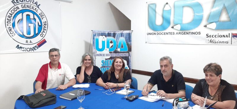 Sindicatos se declararon en estado de alerta por el veto contra las universidades 3 reunion de sindicatos docentes en UDA con universitarios y no docentes - 2