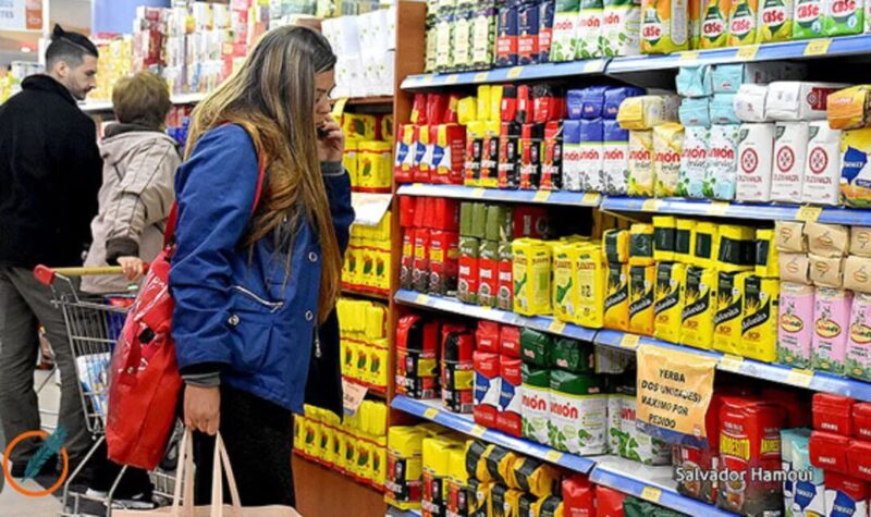 Golpe al Bolsillo | En el NEA una familia tipo necesitó $801.535 para no ser pobre sube dólar - ventas