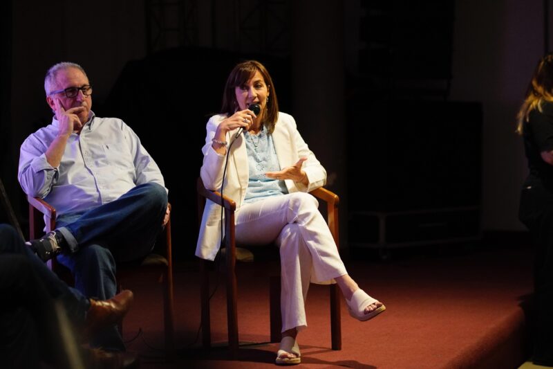 Silvina Oliva: "La rentabilidad de las pymes forestales en Misiones es insostenible con esta carga fiscal" 3 Silvina Oliva, Hugo Passalacqua en el aniversario de Radio Up donde se presentó el libro "La gestión del dialogo" del periodista Gonzalo Azis