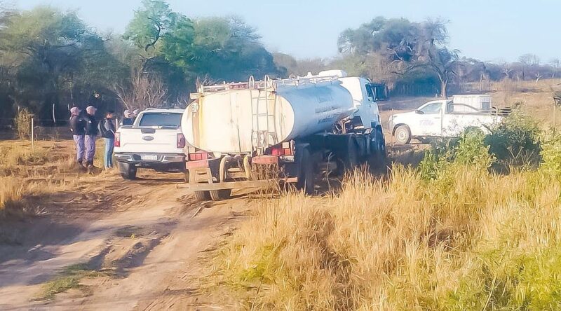 El enemigo interno... 9 Policia de formosa baleando un camion con agua 1 - 8