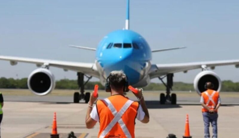 Alta demanda aérea: Aerolíneas Argentinas proyecta ocupación superior al 80% durante el fin de semana largo, con picos en destinos turísticos.