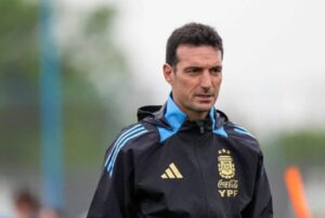 La enfermería de Scaloni: los 3 jugadores que llegan entre algodones al Mundial Scaloni sigue de cerca la evolución de Leandro Paredes, Julián Álvarez y el Dibu Martínez a ocho días del debut frente a Argelia en el Mundial 2026